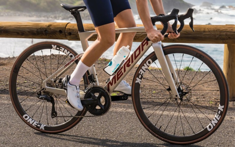 ONE-K | Recordbrekende lichtgewicht racefiets DISC carbon wielen.
